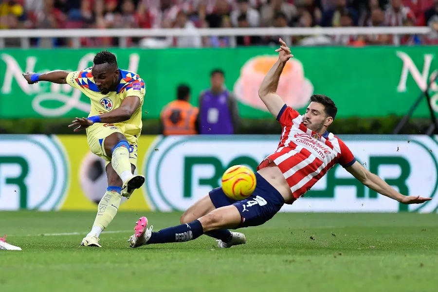 MEXSPORT Julián Quiñones en el duelo contra Chivas