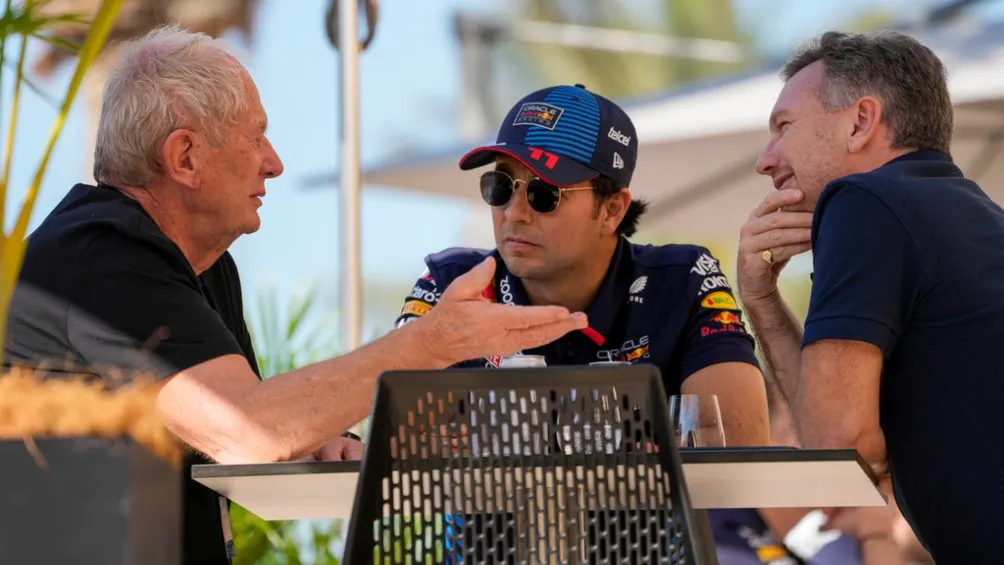 AP 'Checo' Pérez con Horner y Helmut Marko