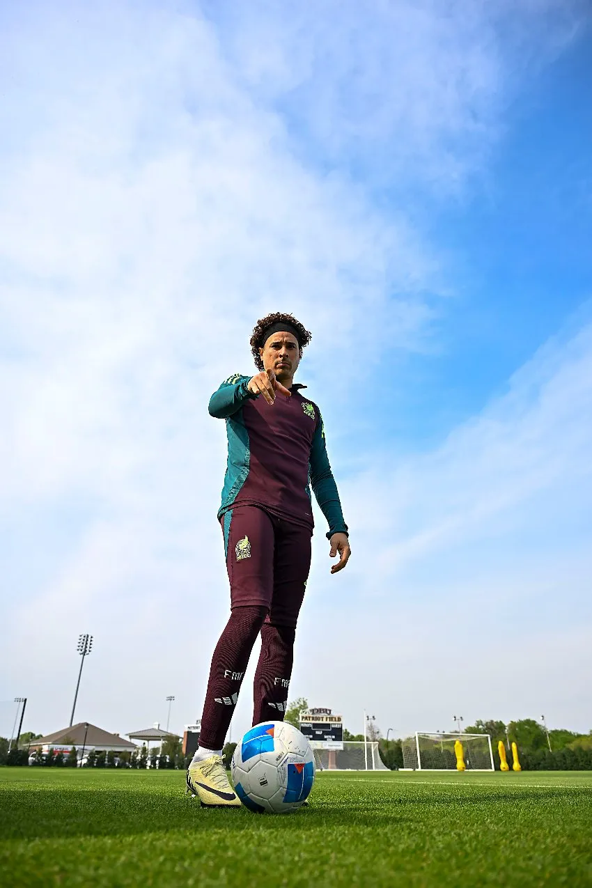 IMAGO7 Memo Ochoa en entrenamiento con México