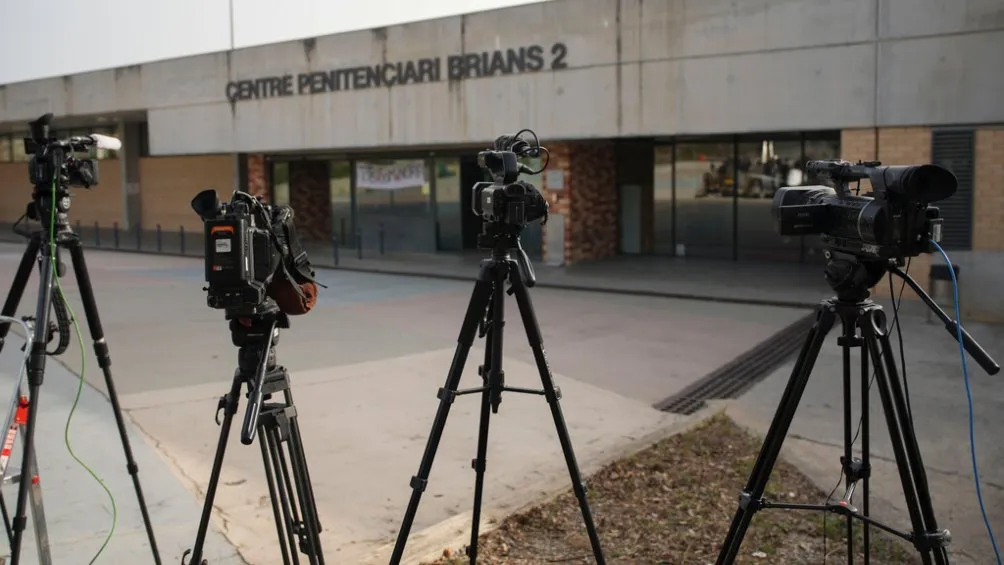 AP Los medios pendientes de la salida de Dani Alves