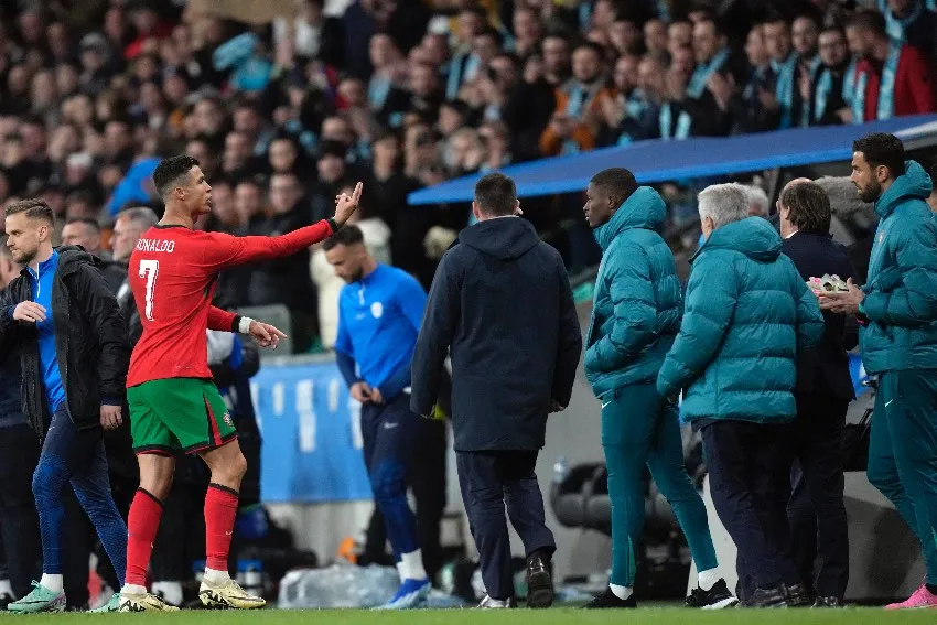 AP Cristiano Ronaldo 'explota' contra un árbitro tras derrota de Portugal ante Eslovenia