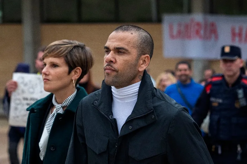 AP Dani Alves tras salir de prisión