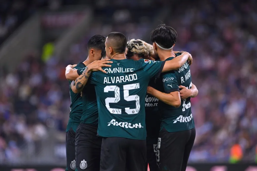 IMAGO 7 Jugadores de Chivas en festejo