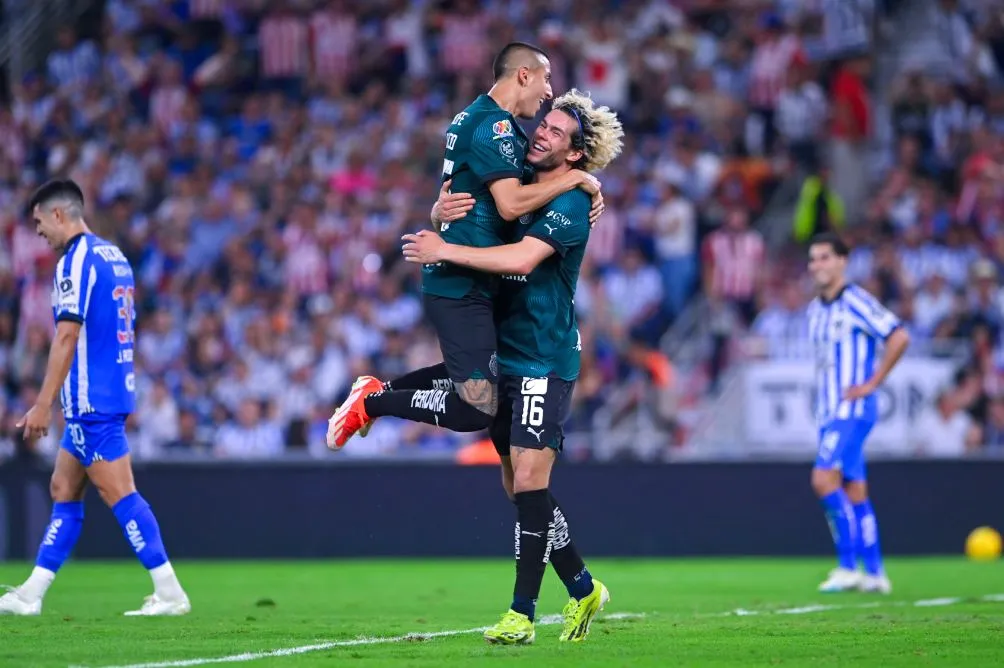 IMAGO 7 Alvarado y Cowell en celebración de gol