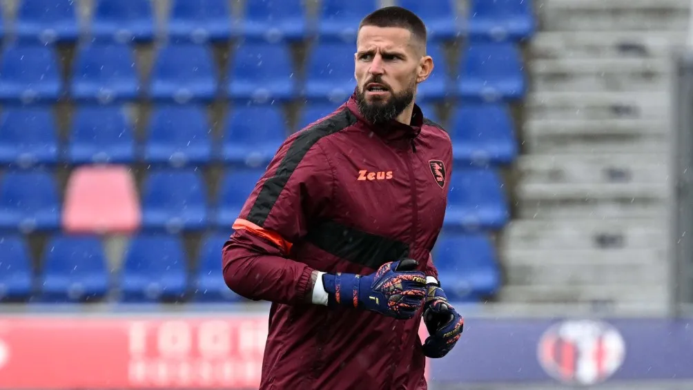X: @OfficialUSS1919 Costil, remplazo de Ochoa en Salernitana