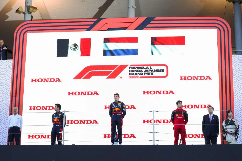 MEXSPORT Checo con Verstappen en el podio de Japón en 2022