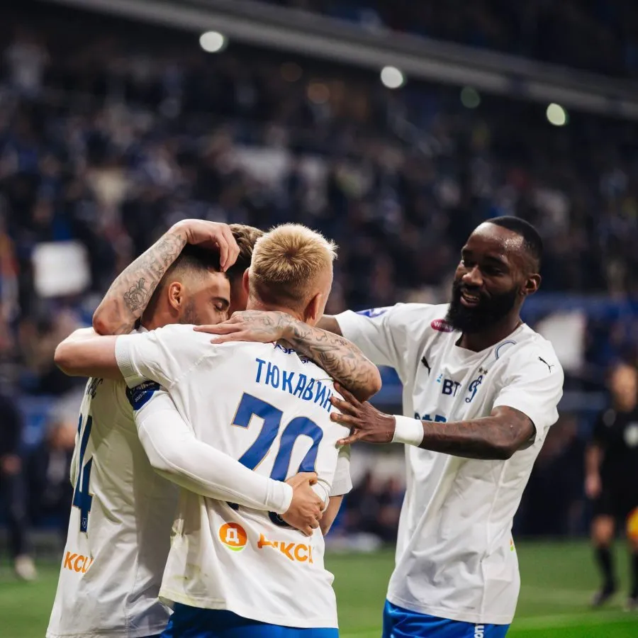 X: @fcdynamo Dynamo festejando gol de Luis Chávez