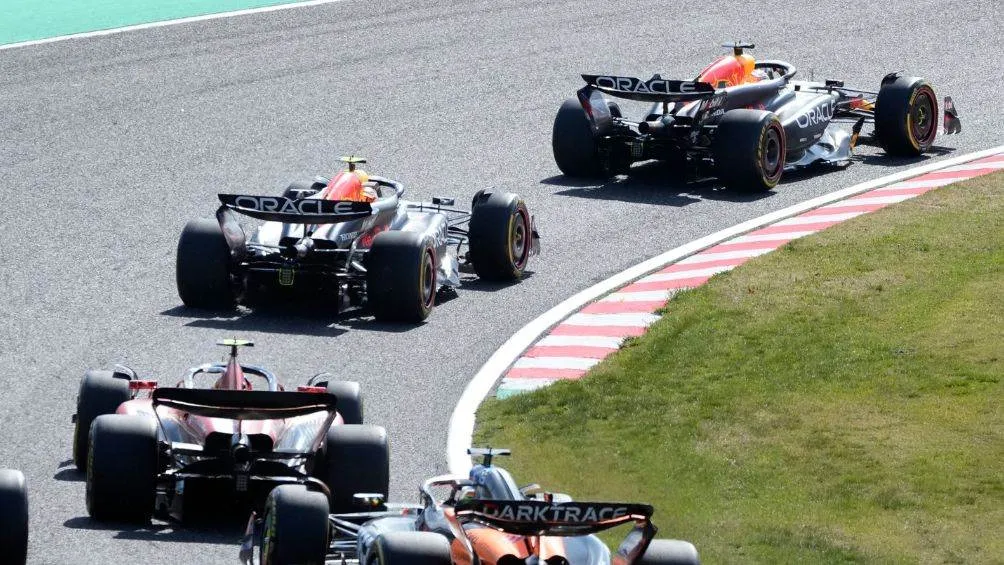 AP Verstappen y Checo en Japón