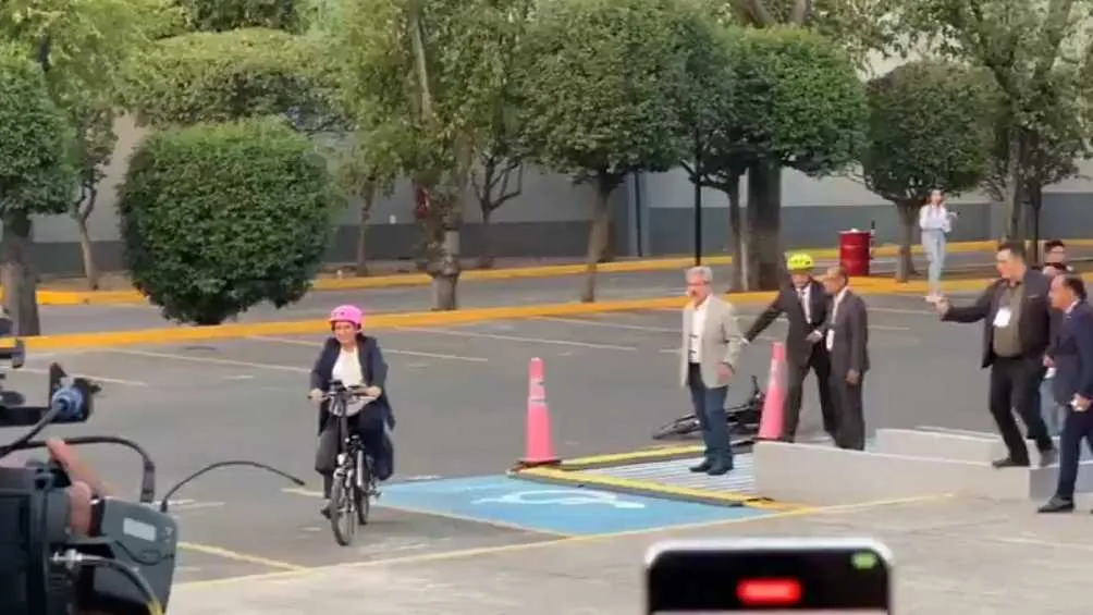 Twitter: @rthur013 Xóchitl Gálvez llegó en su bicicleta eléctrica con todo y casco rosa.