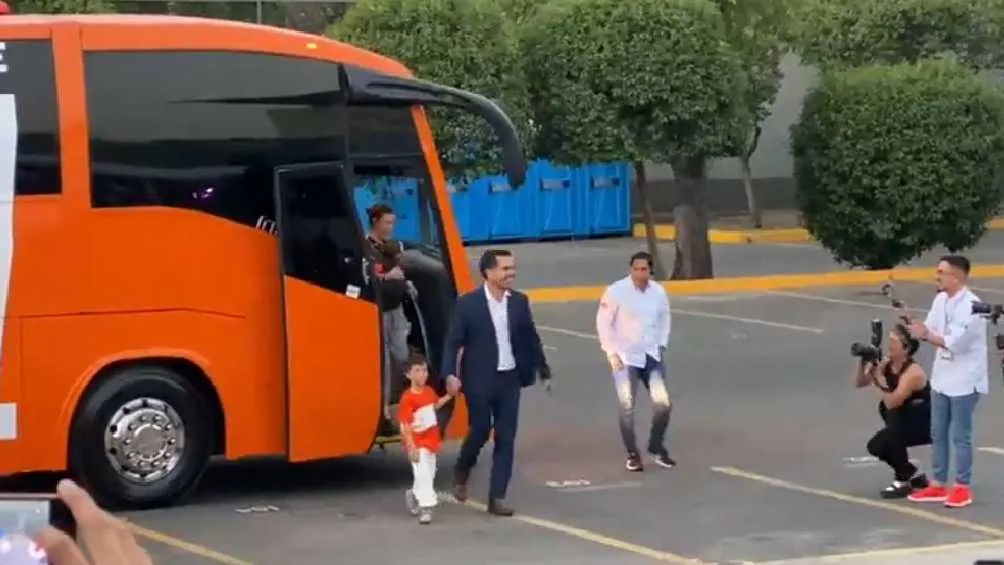 Twitter: @rthur013 Jorge Álvarez Máynez llegó en un autobús color fosfo fosfo.