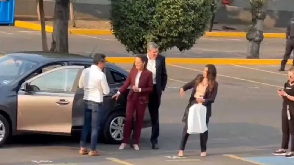 Twitter: @rthur013 Claudia Sheinbaum llegó en un tradicional auto con una puerta de color diferente.