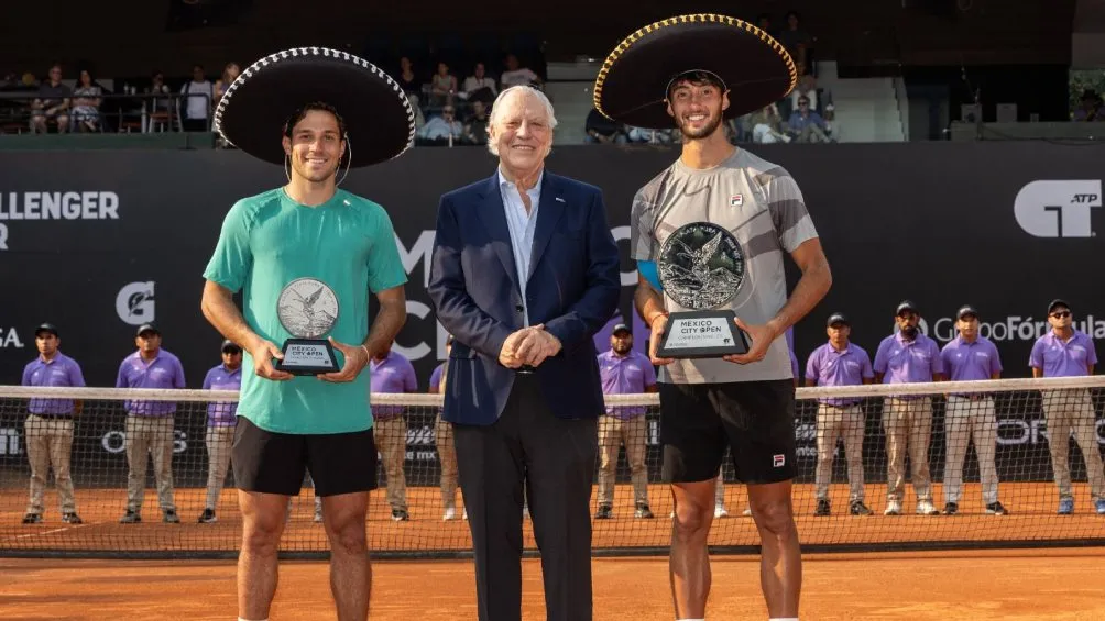 Mexico City Open Thiago Tirantes recibiendo su trofeo