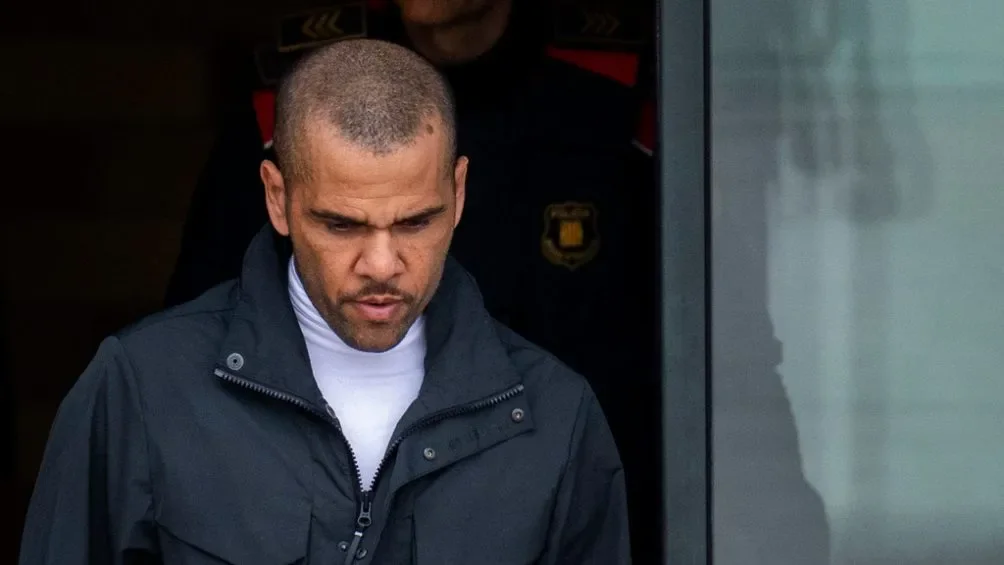 AP Dani Alves saliendo de prisión