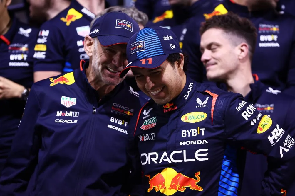 RED BULL Newey con Checo Pérez en Bahréin