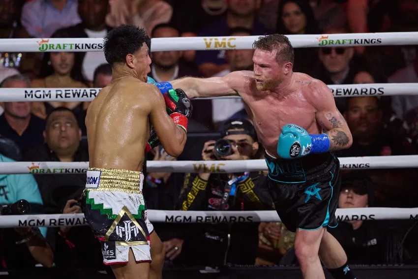 MEXSPORT Canelo golpeando a Munguía