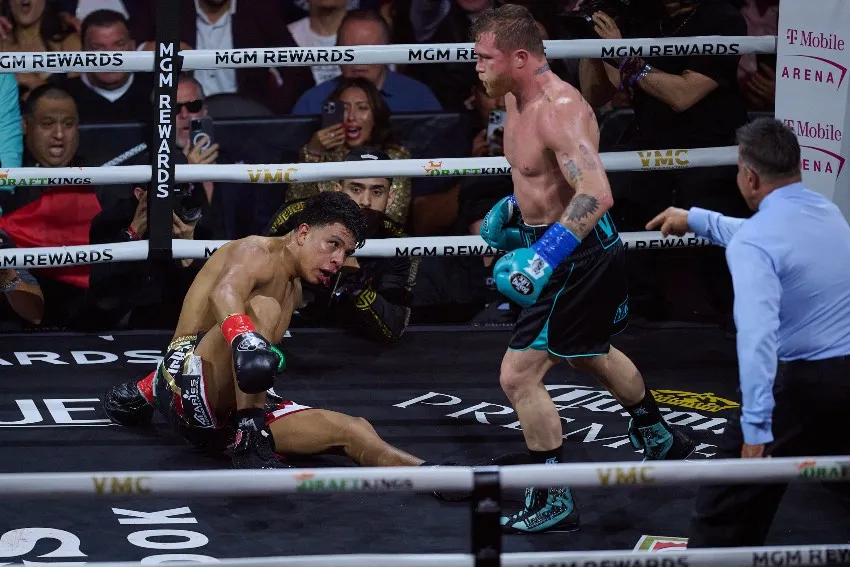 MEXSPORT Munguía en la lona tras el upper de Canelo