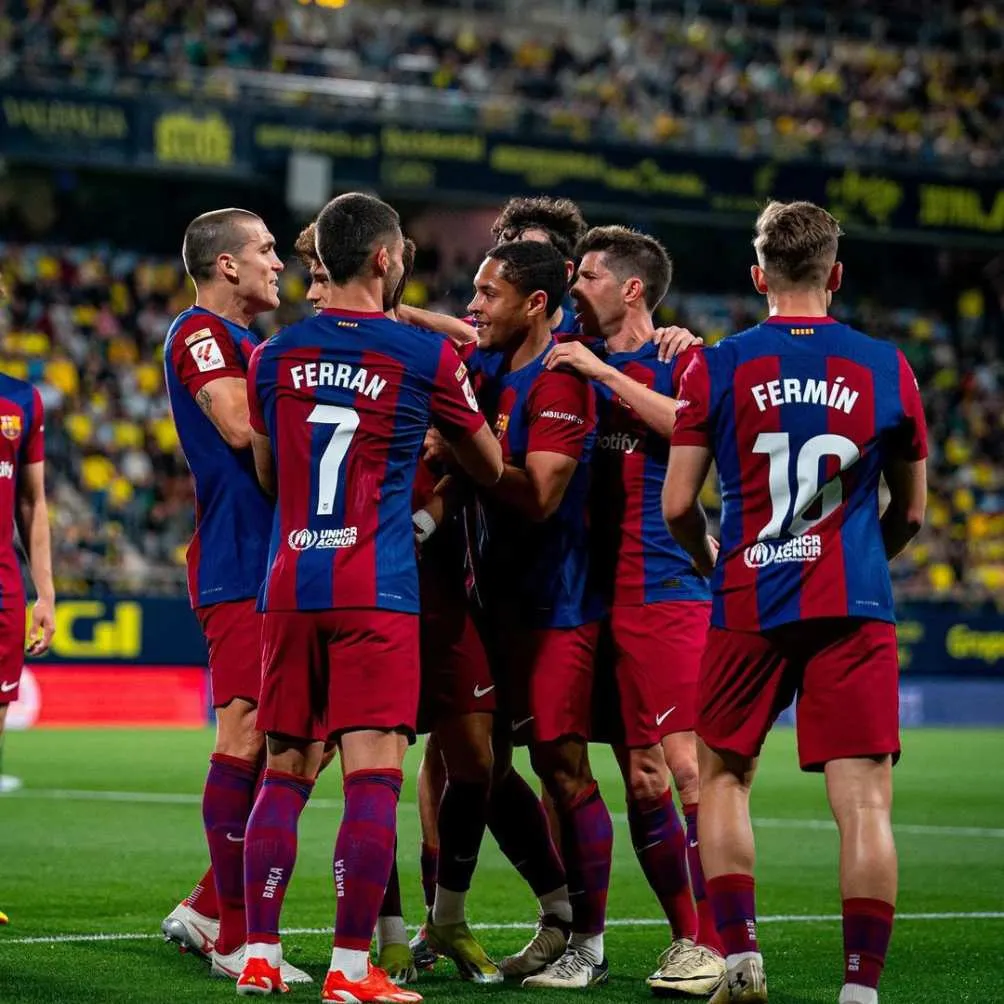 INSTAGRAM: @vitor_roque9 Roque en festejo con sus compañeros de Barcelona