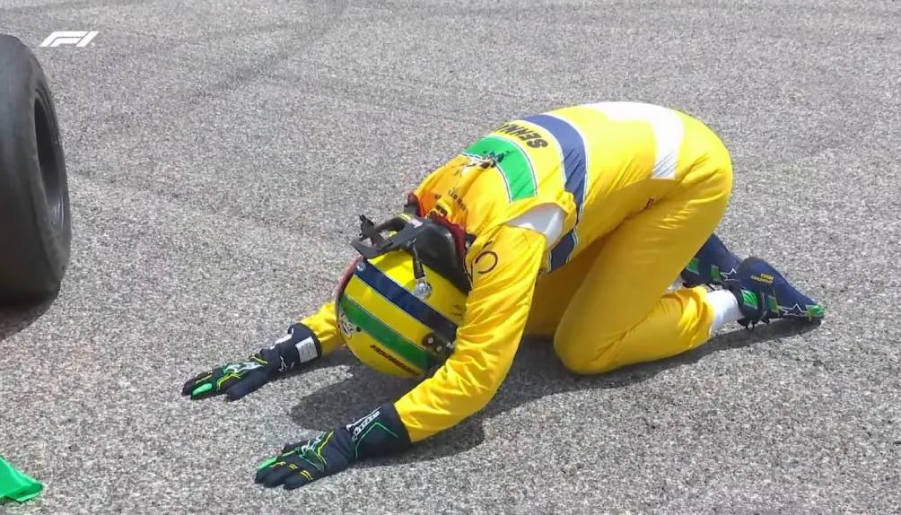 CAPTURA Vettel se arrodilló ante las banderas de Brasil y Austria