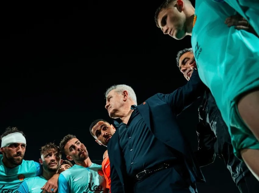 INSTAGRAM: @rcdmallorcaoficial Javier Aguirre con sus dirigidos