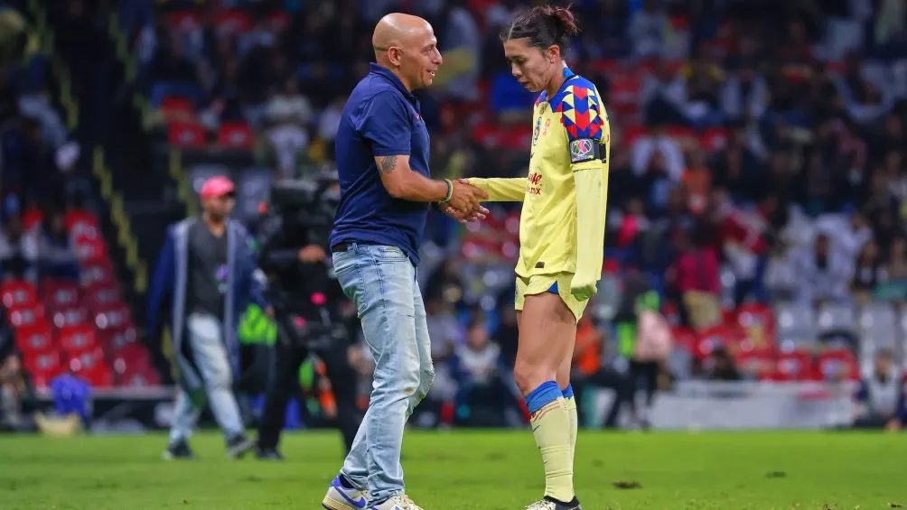 IMAGO7 Villacampa charlando con Kiana Palacios, capitana del América