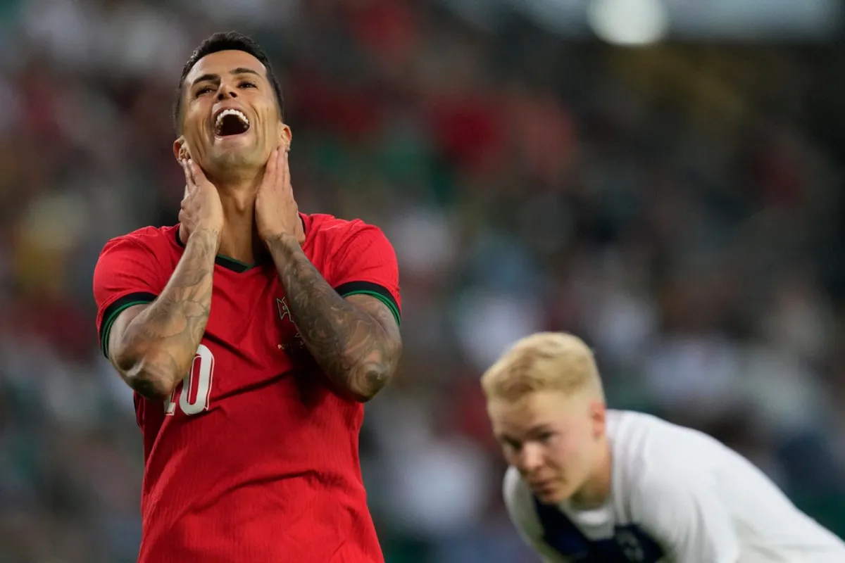 AP El futbolista portugués con su selección