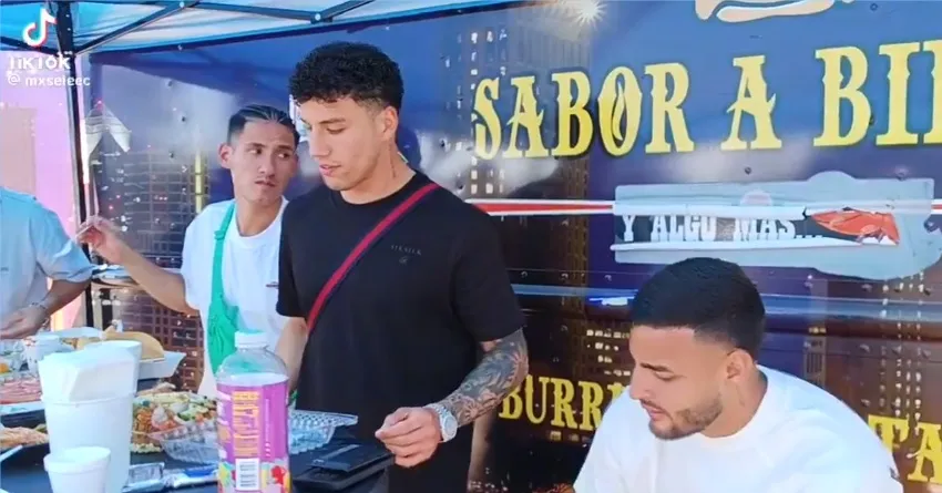 CAPTURA DE PANTALLA | @AllFutbolMX Jugadores del Tri comiendo tacos de birria