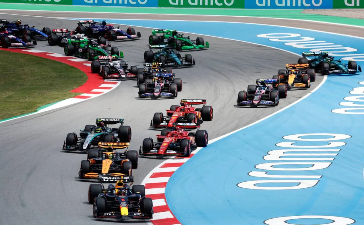 AP En la largada, Verstappen y Norris quedaron detrás de Russell