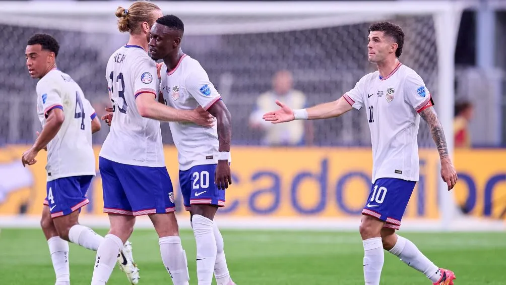 MEXSPORT Pulisic arengando a sus compañeros