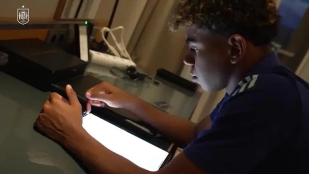 X: @yabaleftonline Yamal estudiaba en línea en la concentración con España