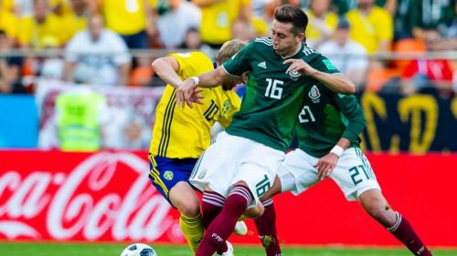 Héctor Herrera disputa un balón en el México vs Suecia