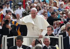 Papa Francisco saluda a sus feligreses