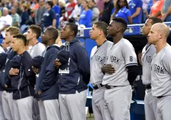 Jugadores de Yankees muestran el número 8 de Berra