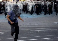 Policias tras manifestante en la marcha por el 2 de octubre