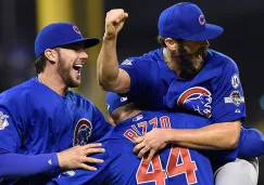 Anthony Rizzo festeja con Jake Arrieta y Kris Bryant tras el triunfo sobre Pittsburgh