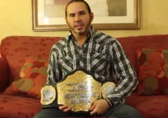 Matt Hardy posa con el cinturón