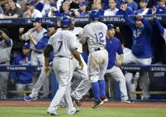 Los Rangers festejan la carrera de la victoria