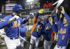 Daniel Murphy festeja con su equipo en el dugout