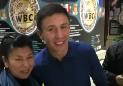 Gennadi Golovkin posa con una aficionada