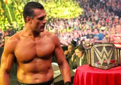 Alberto del Río observa el campeonato WWE Mundial Pesado