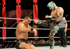 Kalisto le da una patada a Alberto Del Río