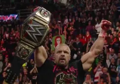 Triple H festeja depsués de atacar a Roman Reigns 