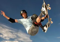 Tony Hawk hace uno de sus trucos en patineta