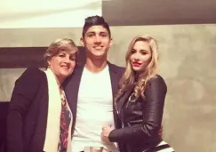 Alan Pulido junto a su mamá y su novia, Ileana Salas