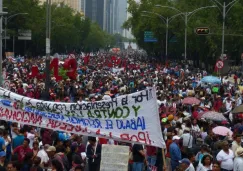 Manifestantes caminan en la avenida Paseo de la Reforma