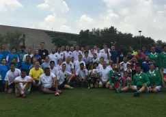 Los jugadores del torneo de embajadas posan para la foto