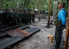 Martín Coreana, comandante de las FARC, se dirige a su tropa