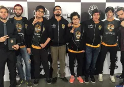 El equipo de Lyon posa tras ganar una partida en el IWCQ