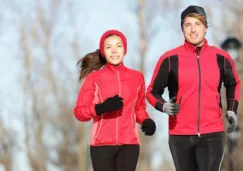 Corredores hacen ejercicio durante invierno