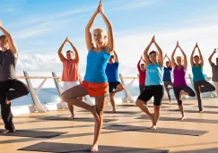 Clase de yoga al aire libre