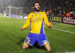 Gignac festeja tras anotar un gol contra Pumas